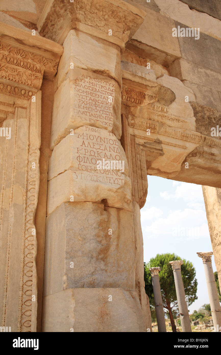 Inscriptions sur les colonnes de la bibliothèque de Celsus à Éphèse Turquie Banque D'Images