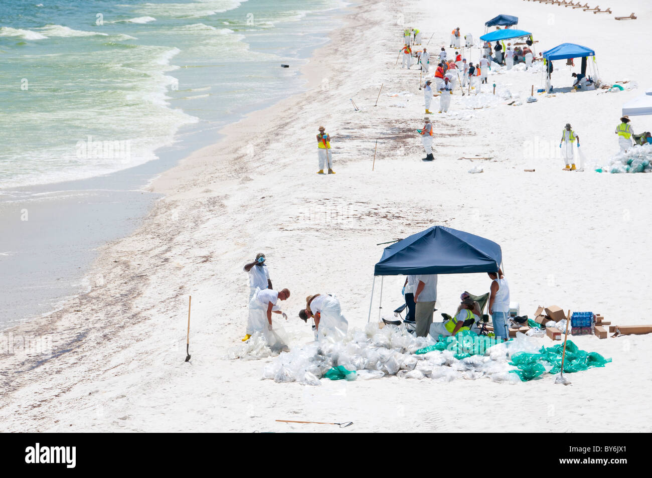 Les travailleurs du pétrole de BP sur Pensacola Beach Banque D'Images