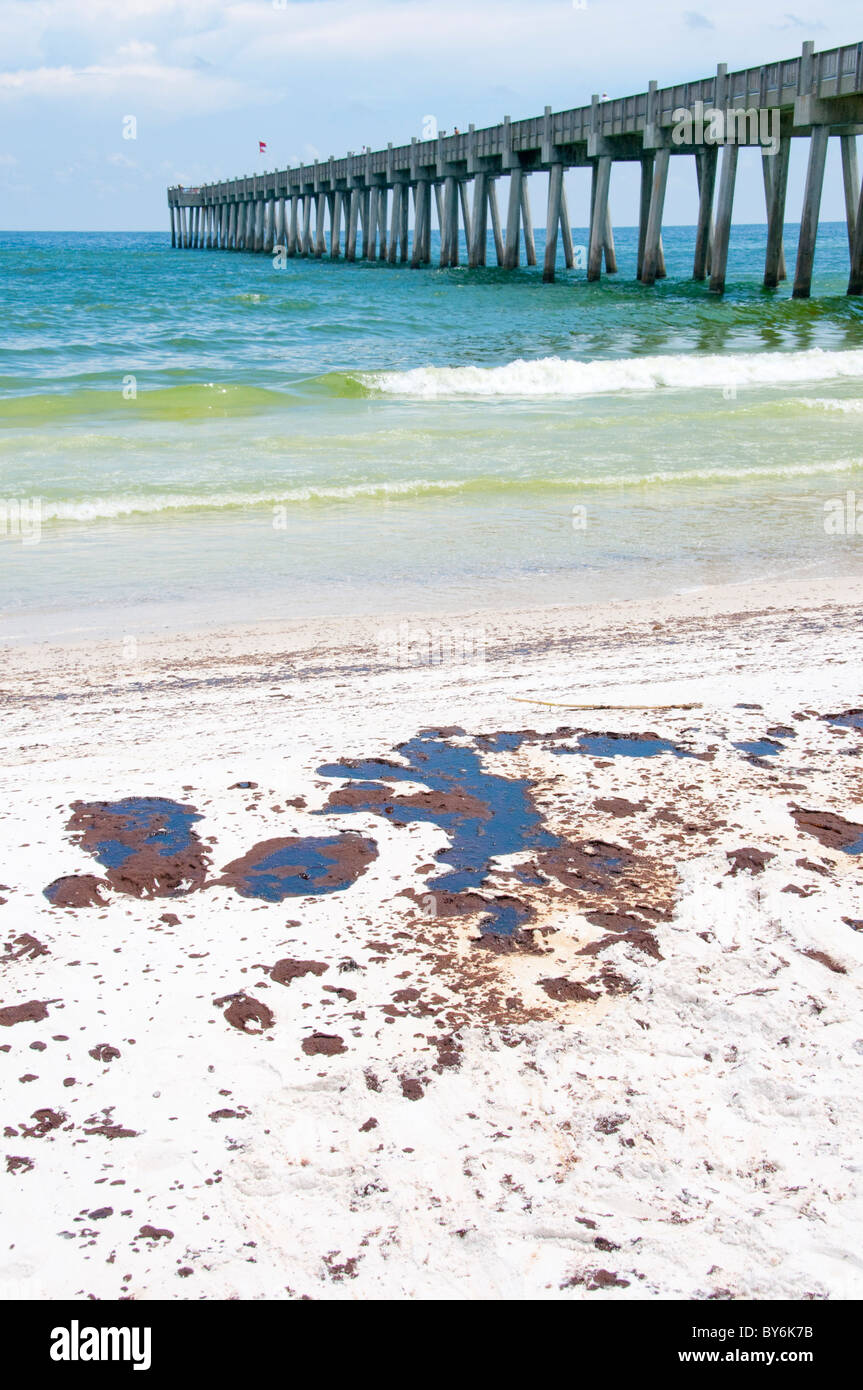 Piscines d'huile sur Pensacola Beach après le déversement de pétrole de BP Banque D'Images