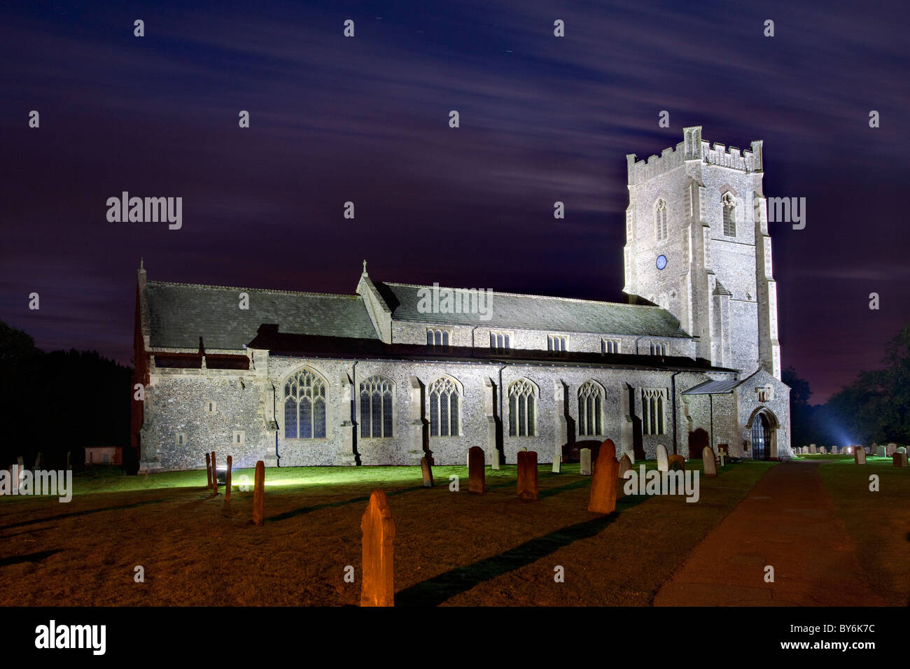 St James Church est éclairée la nuit à Castle Acre, Norfolk Banque D'Images