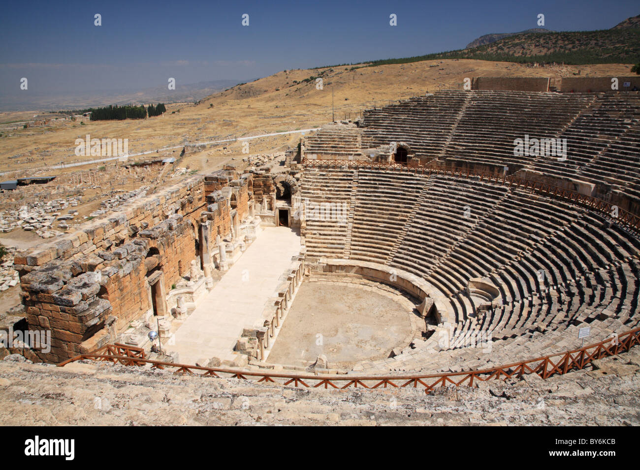 Vue sur le cinéma de plein air à Hierapolis Turquie Banque D'Images