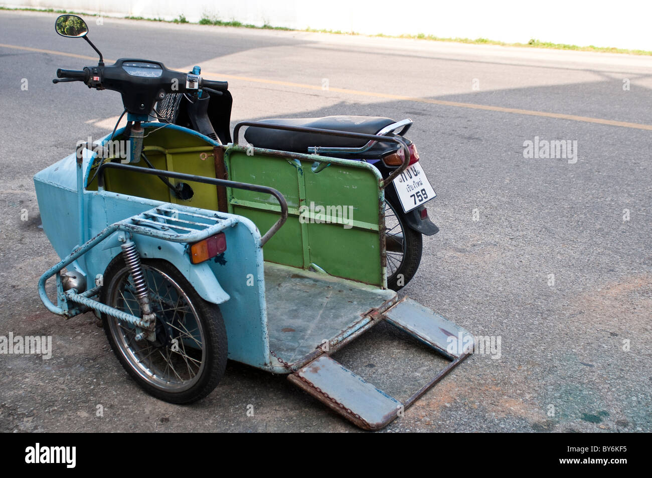 Moto pour une personne handicapée dans un fauteuil roulant, Chiang Mai,  Thaïlande Photo Stock - Alamy