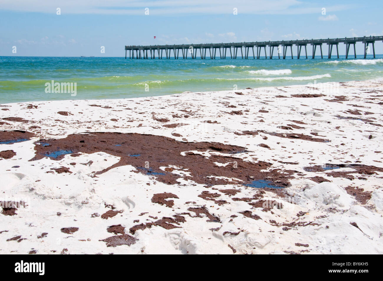 Grandes poches d'huile vers le rivage à Pensacola en Floride Banque D'Images