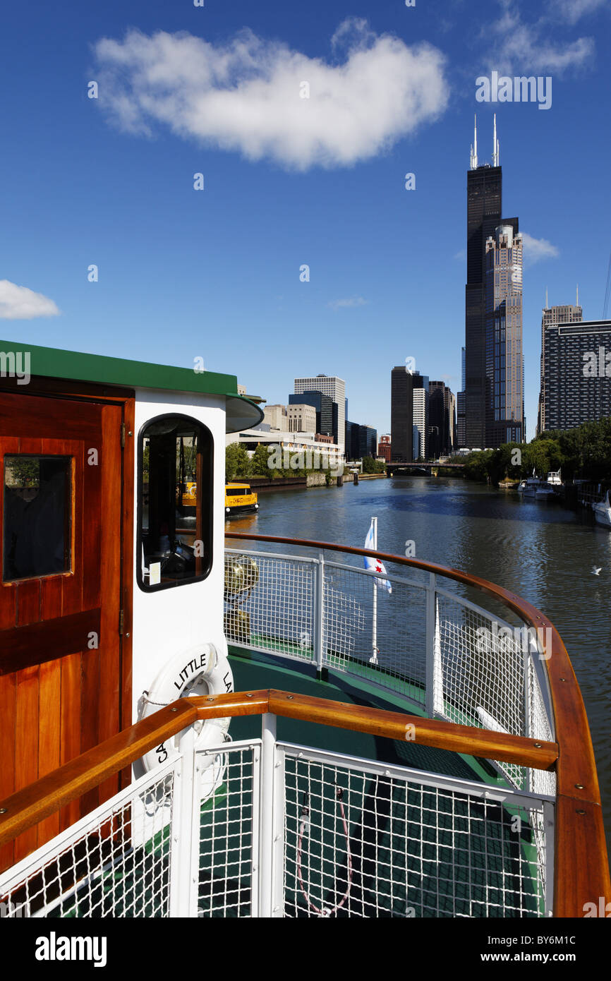 La rivière Chicago et Wiillis Tower (anciennement Sears Tower), Chicago, Illinois, États-Unis Banque D'Images