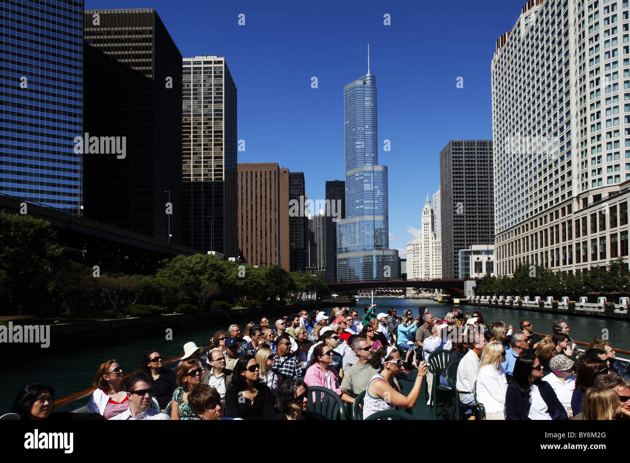 Croisière sur la rivière Chicago, Trump Tower en arrière-plan, Chicago, Illinois, États-Unis Banque D'Images