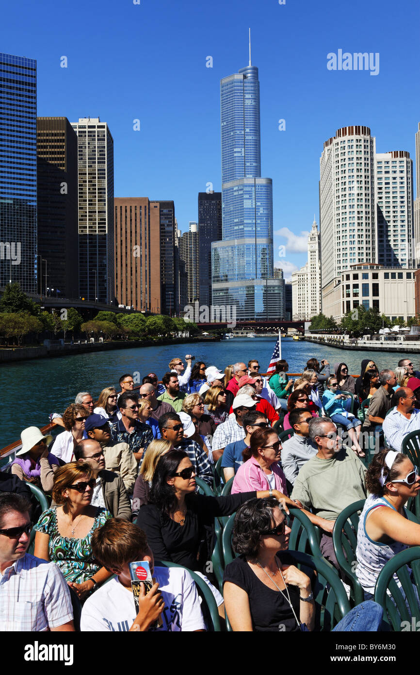 Croisière sur la rivière Chicago, Trump Tower en arrière-plan, Chicago, Illinois, États-Unis Banque D'Images