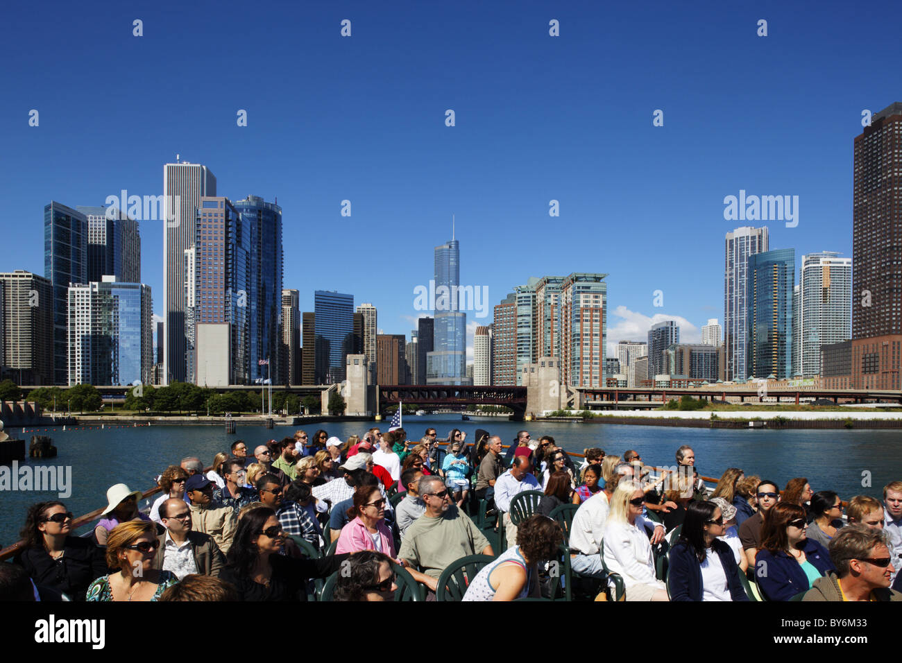 Croisière sur la rivière Chicago, Trump Tower en arrière-plan, Chicago, Illinois, États-Unis Banque D'Images
