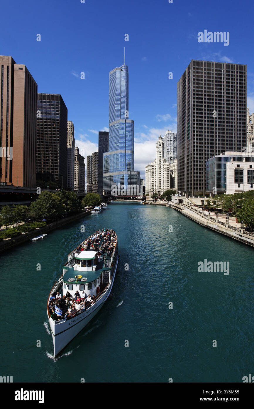 Croisière sur la rivière Chicago, Trump Tower en arrière-plan, Chicago, Illinois, États-Unis Banque D'Images