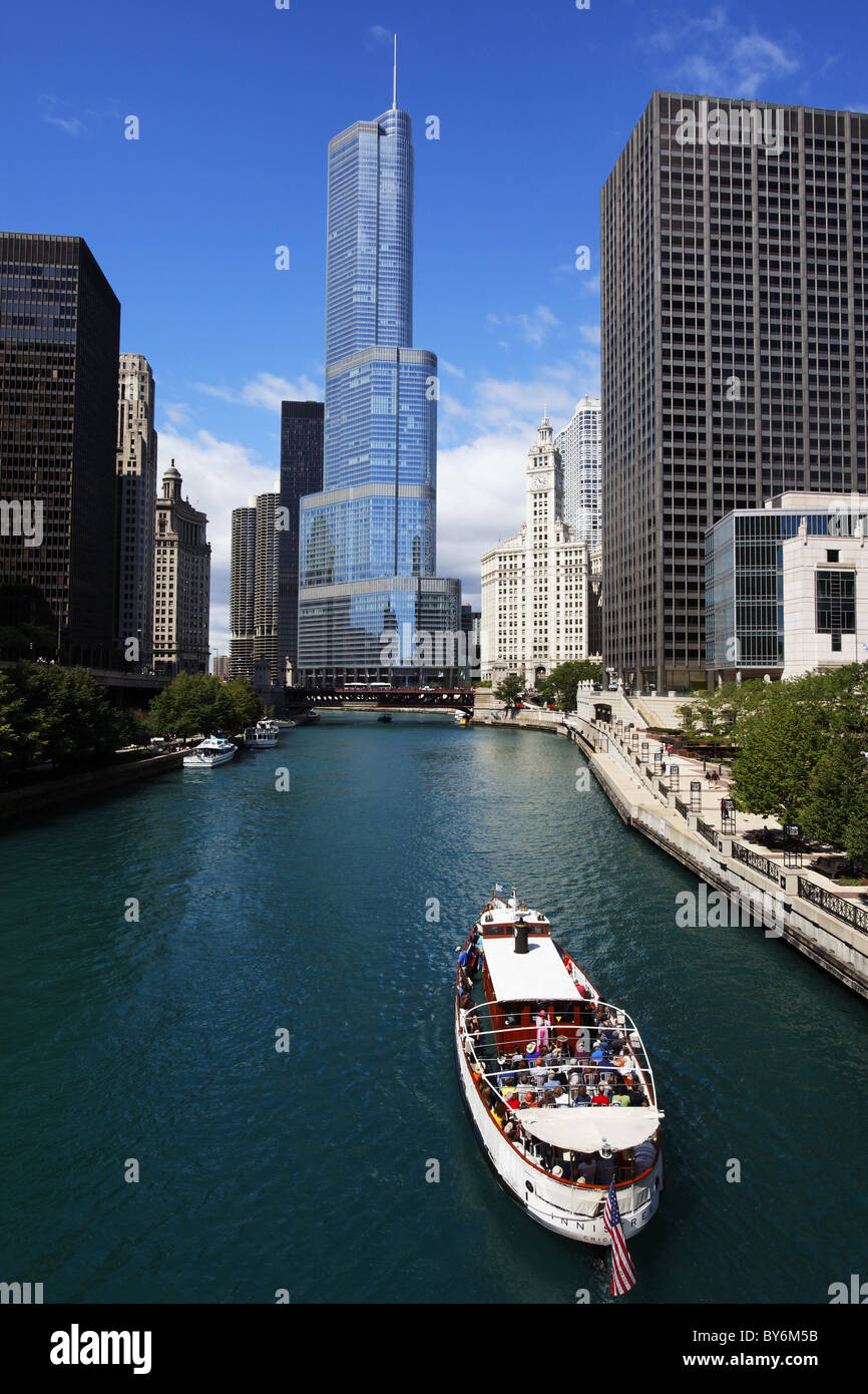 Croisière sur la rivière Chicago, Trump Tower en arrière-plan, Chicago, Illinois, États-Unis Banque D'Images