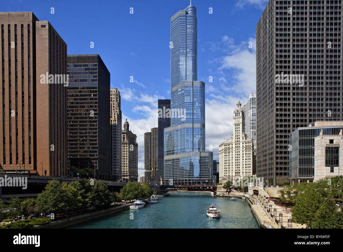 Croisière sur la rivière Chicago, Trump Tower en arrière-plan, Chicago, Illinois, États-Unis Banque D'Images