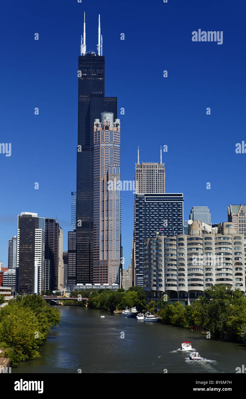 La rivière Chicago et Wiillis Tower (anciennement Sears Tower), Chicago, Illinois, États-Unis Banque D'Images