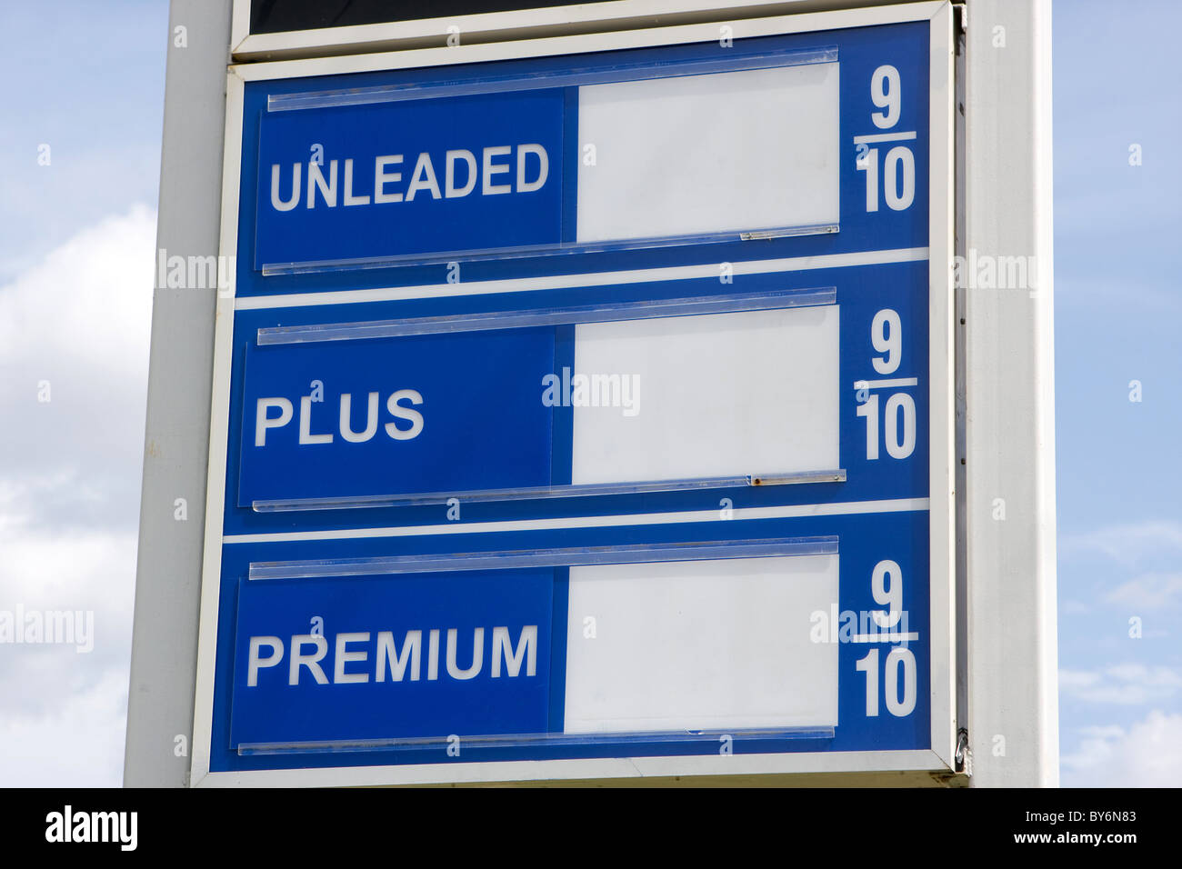 Signe qui montre généralement prix de l'essence sans nombre. Remplissez vos propres prix. Banque D'Images