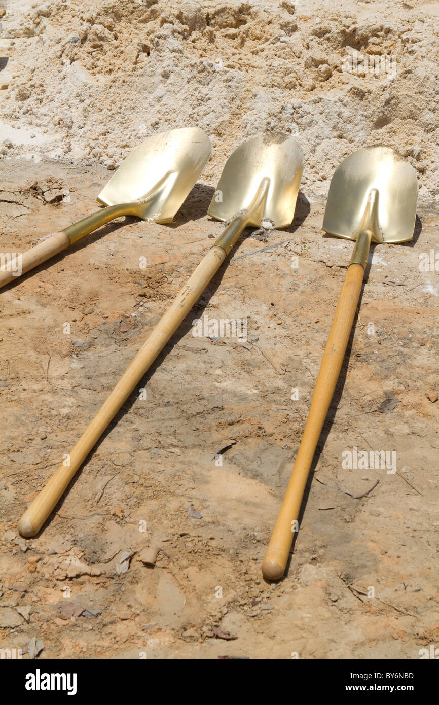 Les pelles d'or mise sur un site de construction après une cérémonie d'inauguration des travaux. Banque D'Images