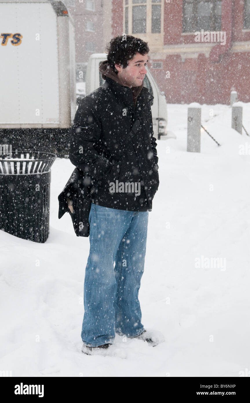 Carl Ciupi de Wakefield, MA attend patiemment le bus MBTA en direction sud sur la rue Main, à Wakefield, lors d'une forte tempête de neige Banque D'Images