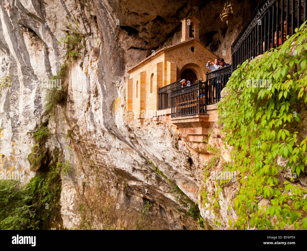 Chapelle dans une grotte sur un rocher face à la 19e siècle basilique de Covadonga Asturies, dans le nord de l'Espagne Picos de Europa Banque D'Images