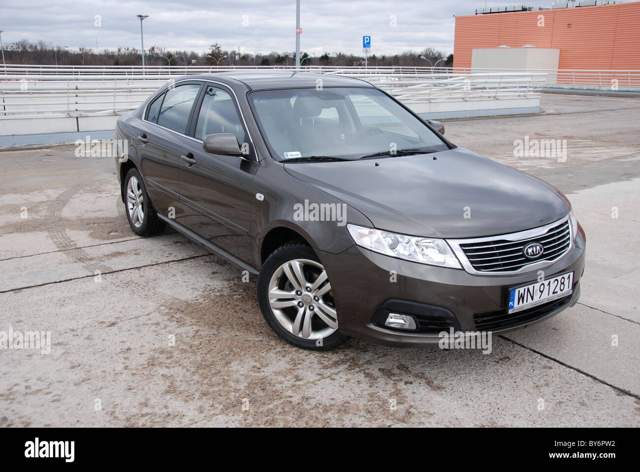 Kia Magentis 2.0 CRDI - MA 2005 - gris - quatre portes (4D) - Le haut-mid size populaires voitures de, segment D - ville d'hiver, Banque D'Images