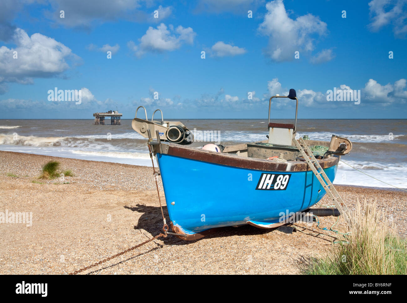 Un bateau de pêche sur la plage de Suffolk à Sizewell Banque D'Images
