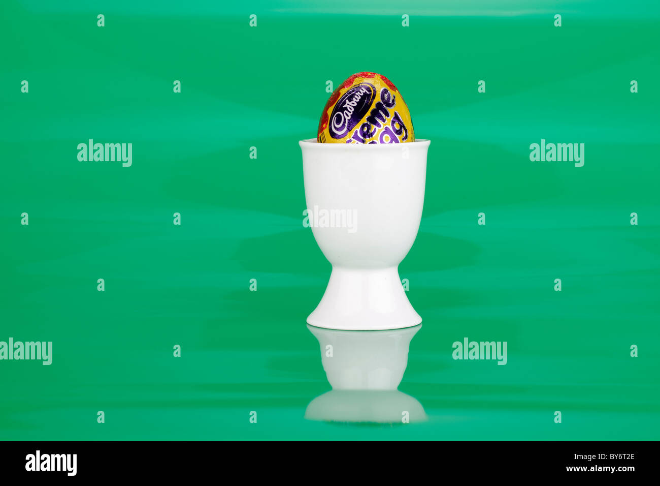 Cadbury creme egg in a white egg cup Banque D'Images