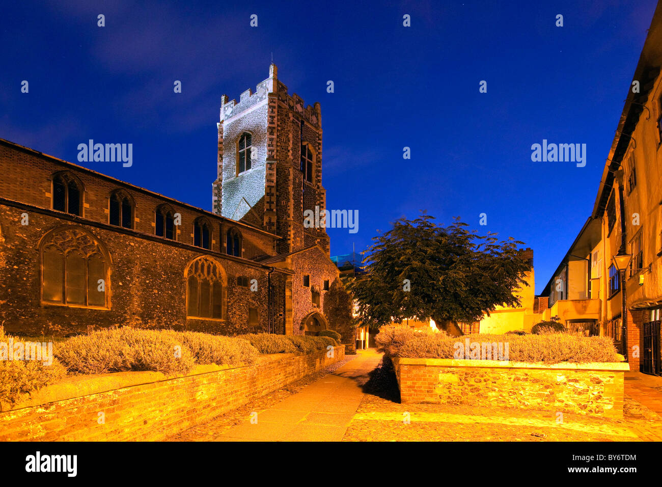 St Georges St Georges Tombland Alley & église illuminée la nuit à Norwich Banque D'Images
