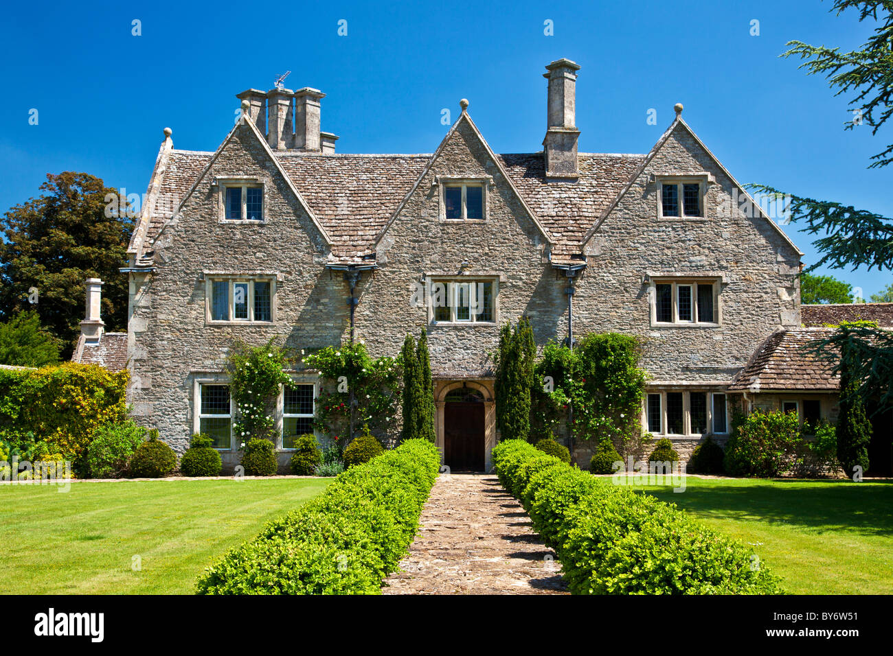 Une grande maison de campagne anglaise en été Banque D'Images