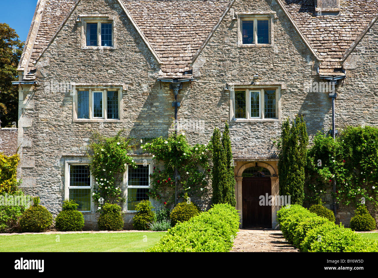 Une grande maison de campagne anglaise en été Banque D'Images