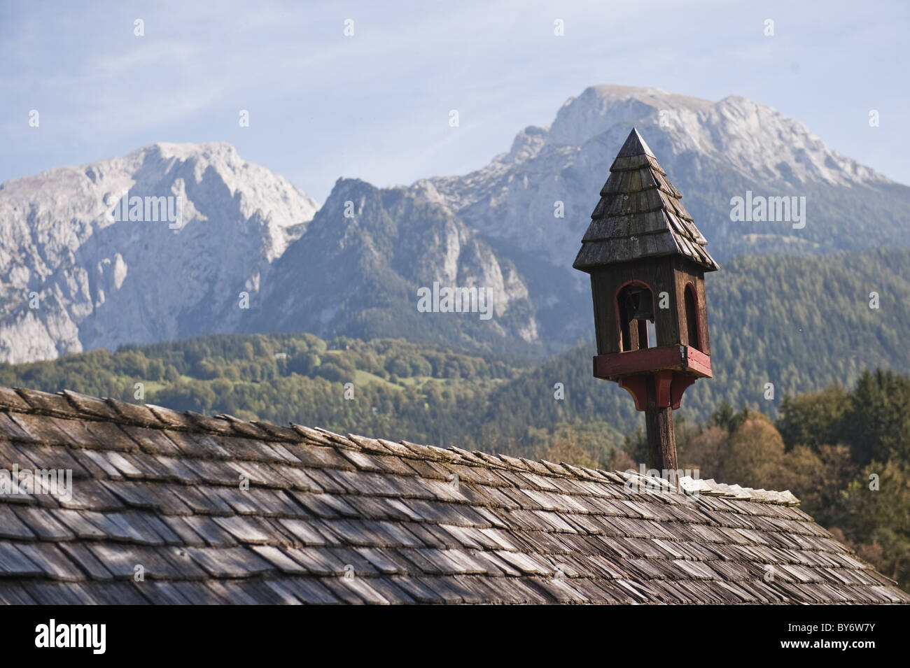 Toit, montagnes en arrière-plan, Ramsau bei Berchtesgaden, Upper Bavaria, Bavaria, Germany Banque D'Images