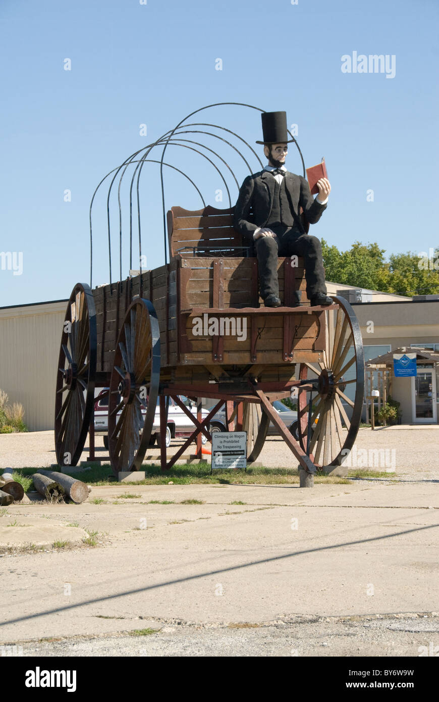 Railsplitter chariot couvert conduit par Abe Lincoln la lecture d'un livre de droit ; www.abe66.com ; 1006 Woodlawn Road Lincoln Illinois US Banque D'Images