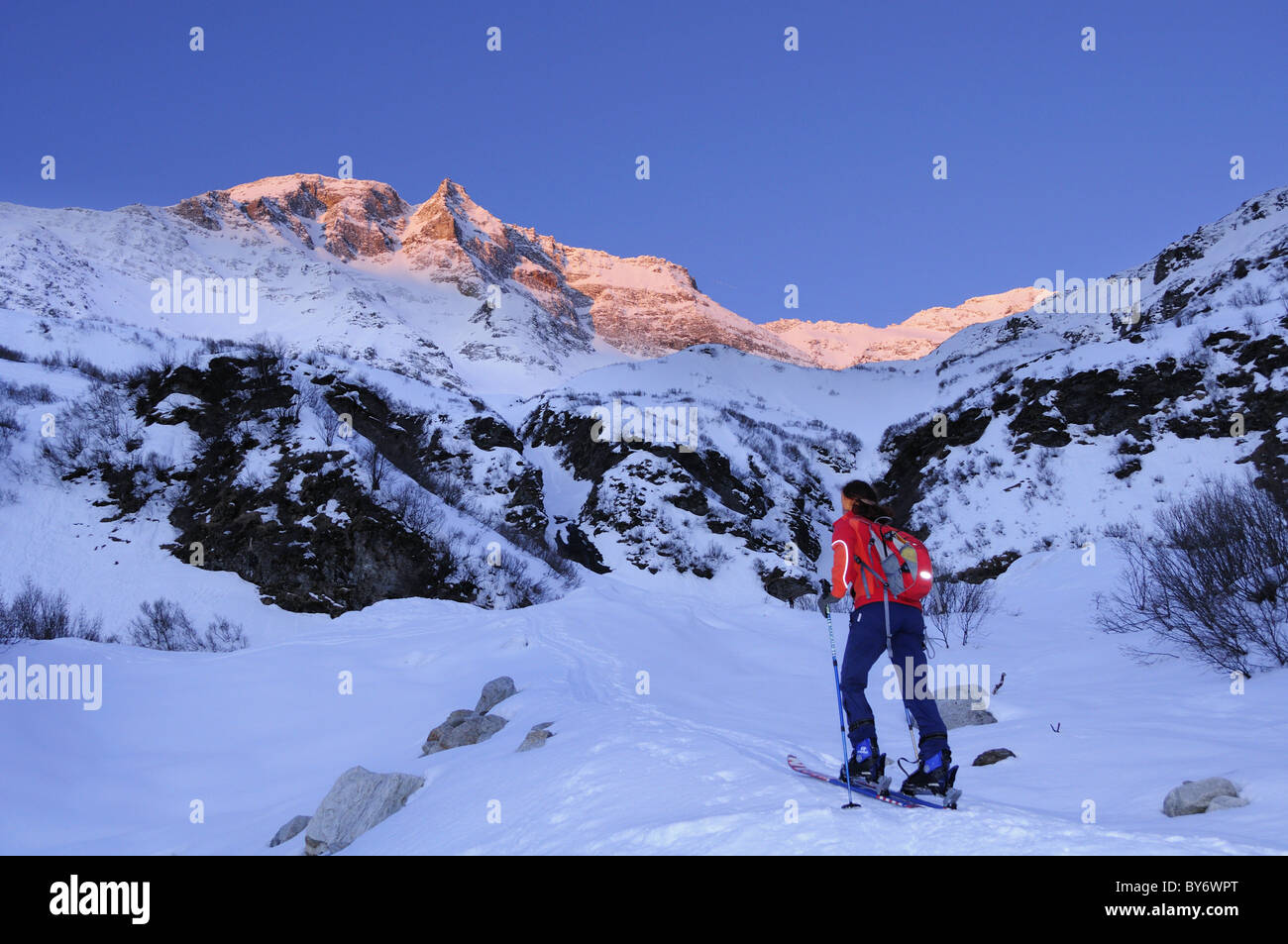 Dans l'ordre croissant de skieur femelle Hocharn, Hoher Sonnblick à l'aube en arrière-plan, la vallée de Rauris, Goldberg, Ho Banque D'Images