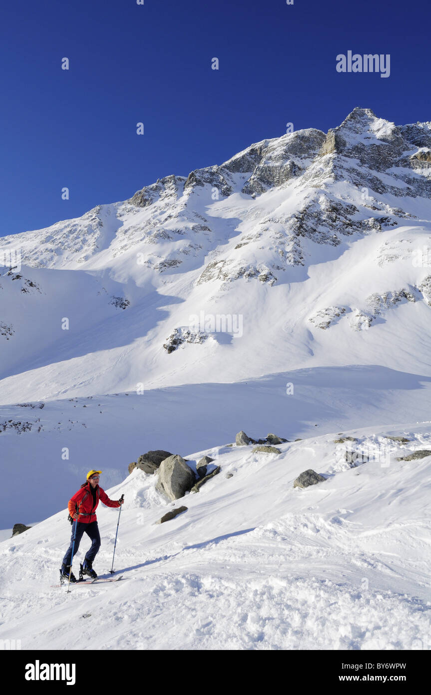 Dans l'ordre croissant de skieur femelle Hocharn, Hoher Sonnblick en arrière-plan, la vallée de Rauris, Goldberg, de montagnes de Hohe Tauer Banque D'Images