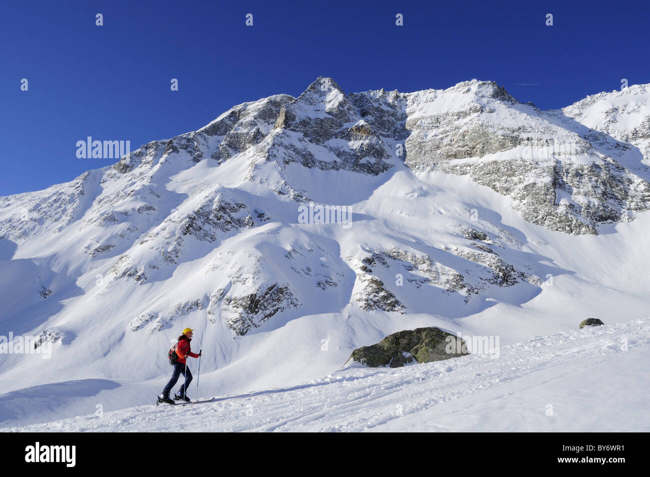 Dans l'ordre croissant de skieur femelle Hocharn, Hoher Sonnblick en arrière-plan, la vallée de Rauris, Goldberg, de montagnes de Hohe Tauer Banque D'Images