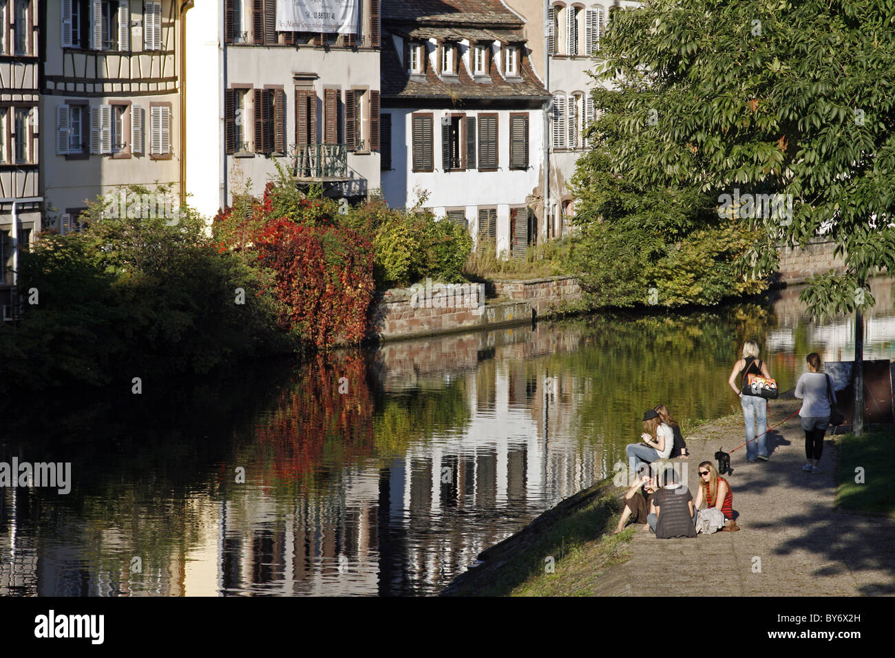 France Alsace Strasbourg dimanche après-midi ensoleillée côté canal bâtiment à colombages Fenêtres et volets Banque D'Images