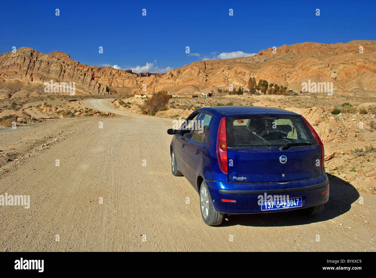 Location de voitures roulant sur une route difficile, vers la Dorsale Mountains dans le sud de la Tunisie Banque D'Images Location de voitures roulant sur une route difficile, vers la Dorsale Mountains dans le sud de la Tunisie Banque D'Images