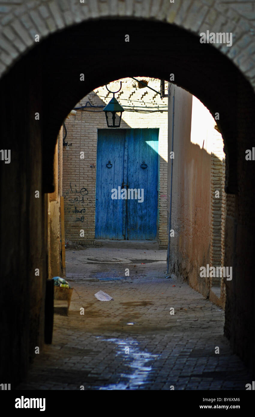 Rue étroite et archway à Ouled el hadef quart de Tozeur, Tunisie Banque D'Images
