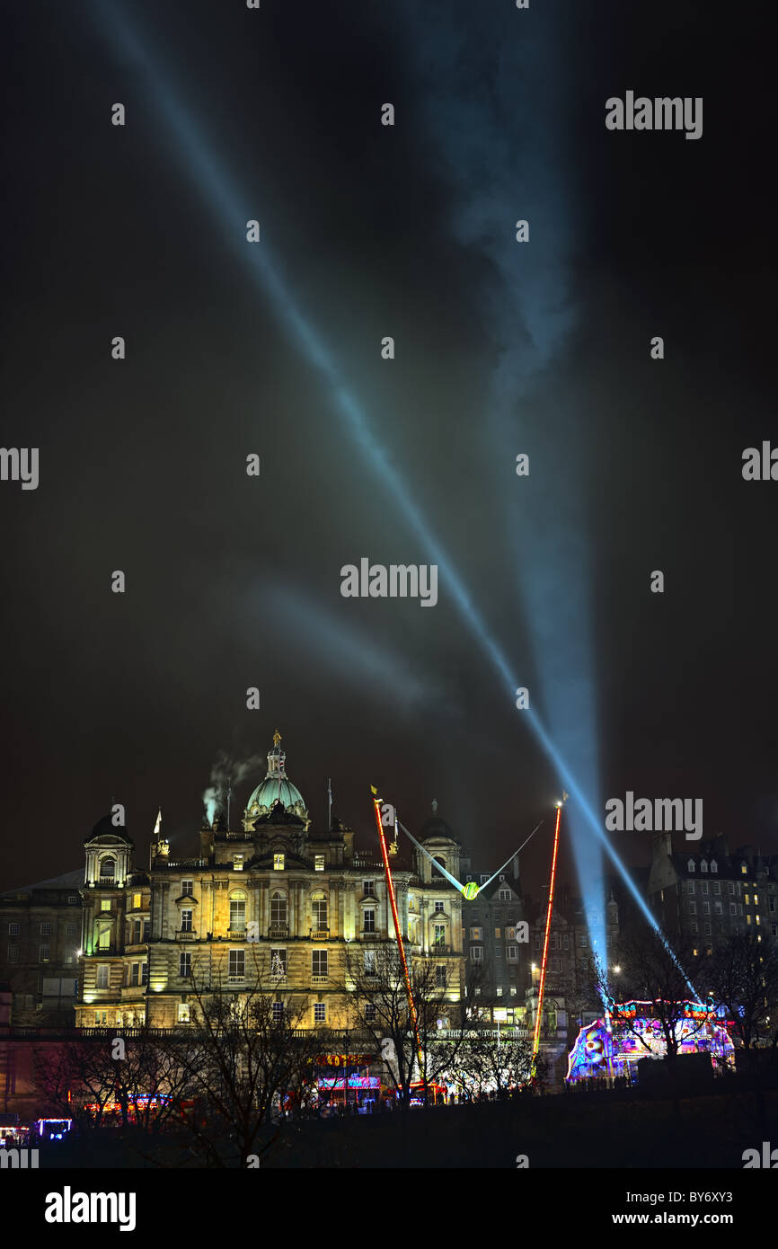 Edinburgh Hogmanay street juste sur une nuit de brouillard Banque D'Images