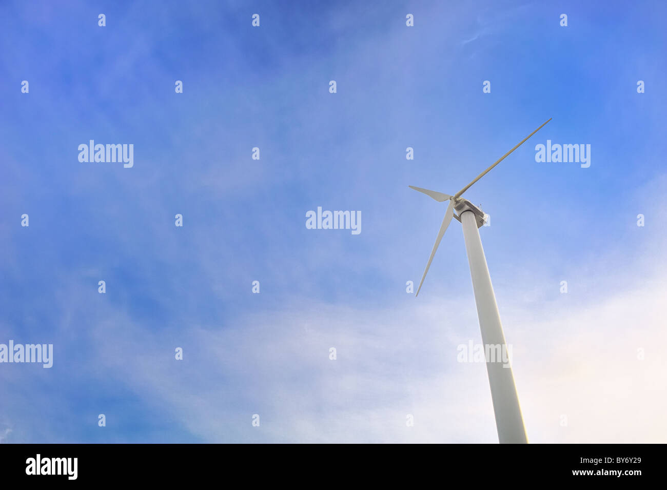 Éolienne basse angle écologique (écologique) contre une production d'énergie renouvelable par ciel bleu. Concepts de changement climatique du jour de la Terre Banque D'Images