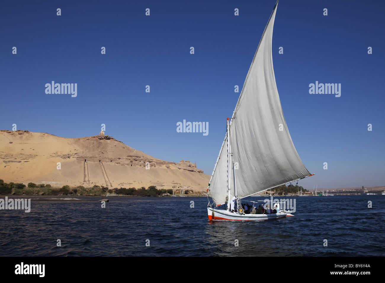 Felouque sur le Nil, le mausolée de l'Aga Khan à l'arrière-plan, Assouan, Egypte, Afrique du Sud Banque D'Images