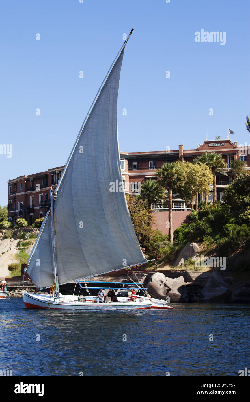 Felouque sur le Nil, à l'Old Cataract en arrière-plan, Assouan, Egypte, Afrique du Sud Banque D'Images