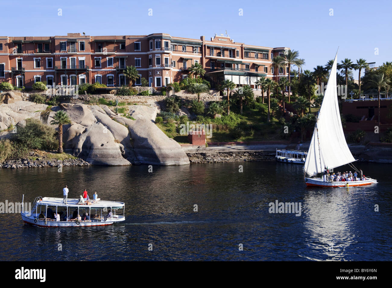 Felouque sur le Nil, à l'Old Cataract en arrière-plan, Assouan, Egypte, Afrique du Sud Banque D'Images