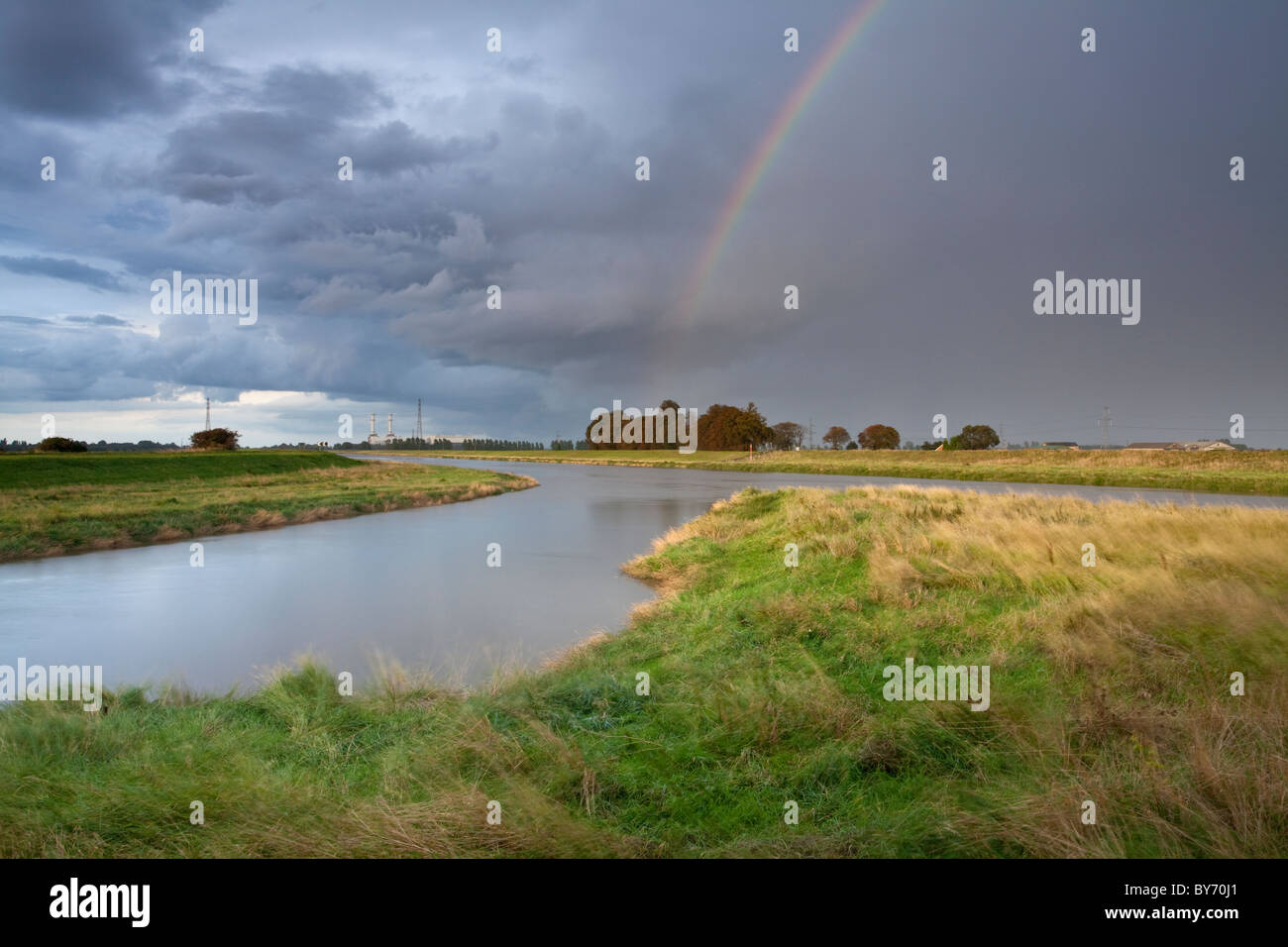 Arc-en-ciel spectaculaire sur la rivière Nene à Foul Anchor dans les fens, sur le côté du Cambridgeshire Lincolnshire & Cambrid frontière. Banque D'Images