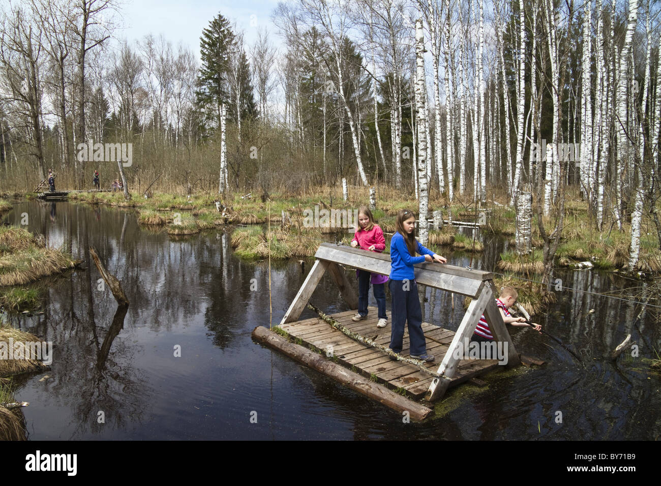 Les enfants, âgés de 8 à 10, avec un flotteur dans un étang, Loisach Kochelsee Moos près de Benediktbeuern, Upper Bavaria, Bavaria, Germany Banque D'Images Les enfants, âgés de 8 à 10, avec un flotteur dans un étang, Loisach Kochelsee Moos près de Benediktbeuern, Upper Bavaria, Bavaria, Germany Banque D'Images