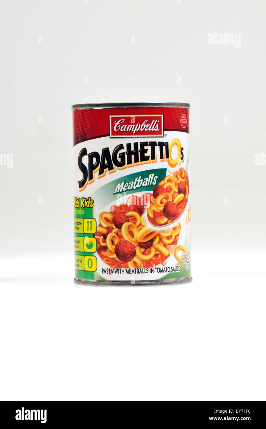 Un peut de Campbells-O des Spaghetti hoops et de la sauce tomate avec des boulettes de viande sur fond blanc, cut out. Banque D'Images