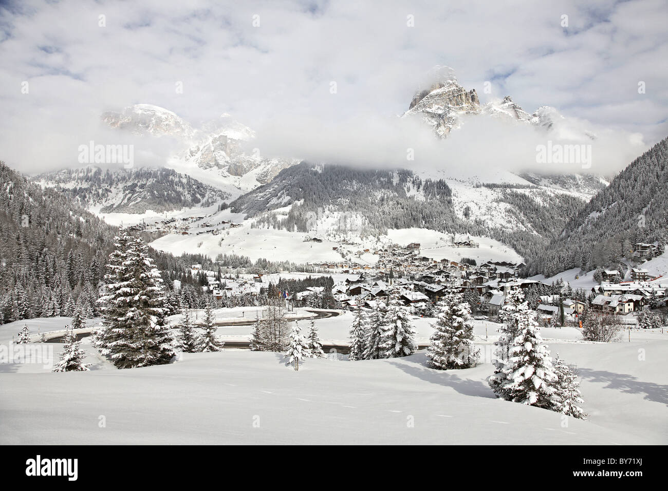 Vue sur Corvara au mont Sassongher, Alta Badia, Dolomites, Trentino-Alto Adige/Suedtirol, Italie Banque D'Images