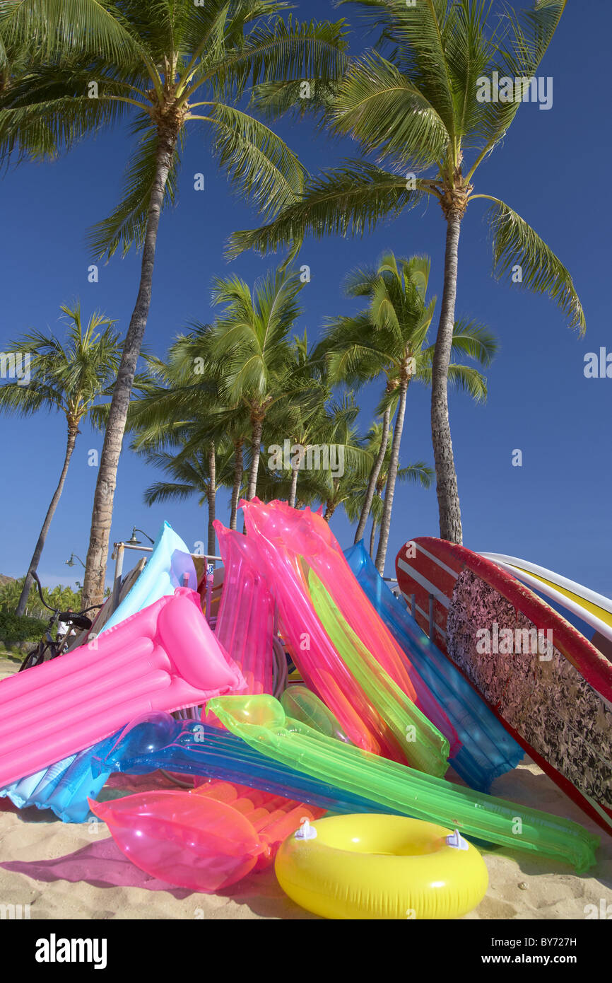 Matelas d'air et des planches sur la plage, la plage de Waikiki, Honolulu,  Oahu, Hawaii, USA, Amérique Latine Photo Stock - Alamy