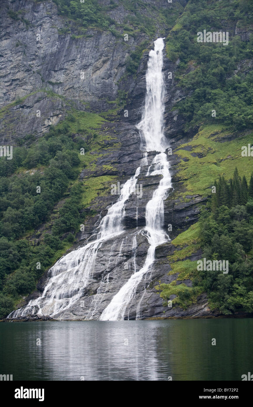 Cascade dans le Geirangerfjord, Geiranger, More og Romsdal, Norvège, Europe Banque D'Images