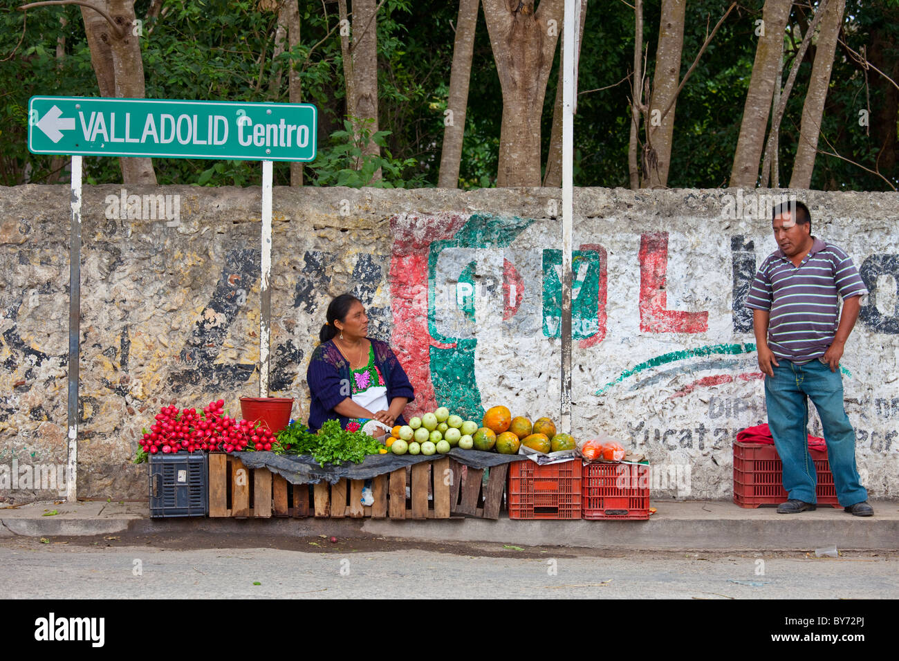 Femme vendant des légumes, Valladolid, péninsule du Yucatan, Mexique Banque D'Images