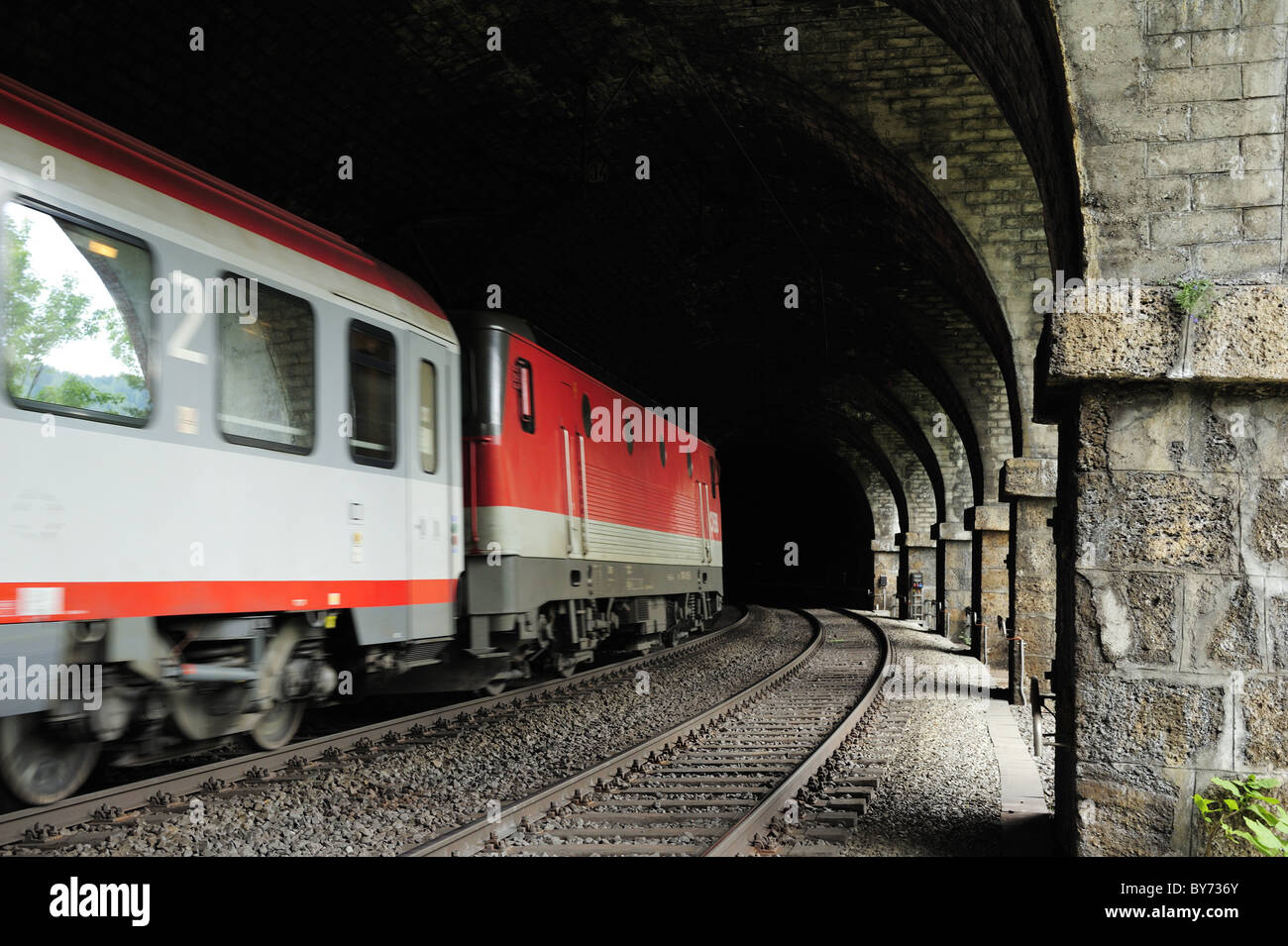 Train passer dans un tunnel, Semmering railway, Site du patrimoine mondial de l'Semmering railway, Basse Autriche, Autriche Banque D'Images
