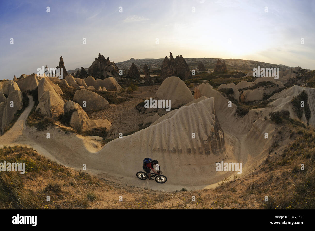 Du vélo de montagne dans la vallée de Devrent vallée, Goereme, Goereme, Cappadoce, Turquie Banque D'Images
