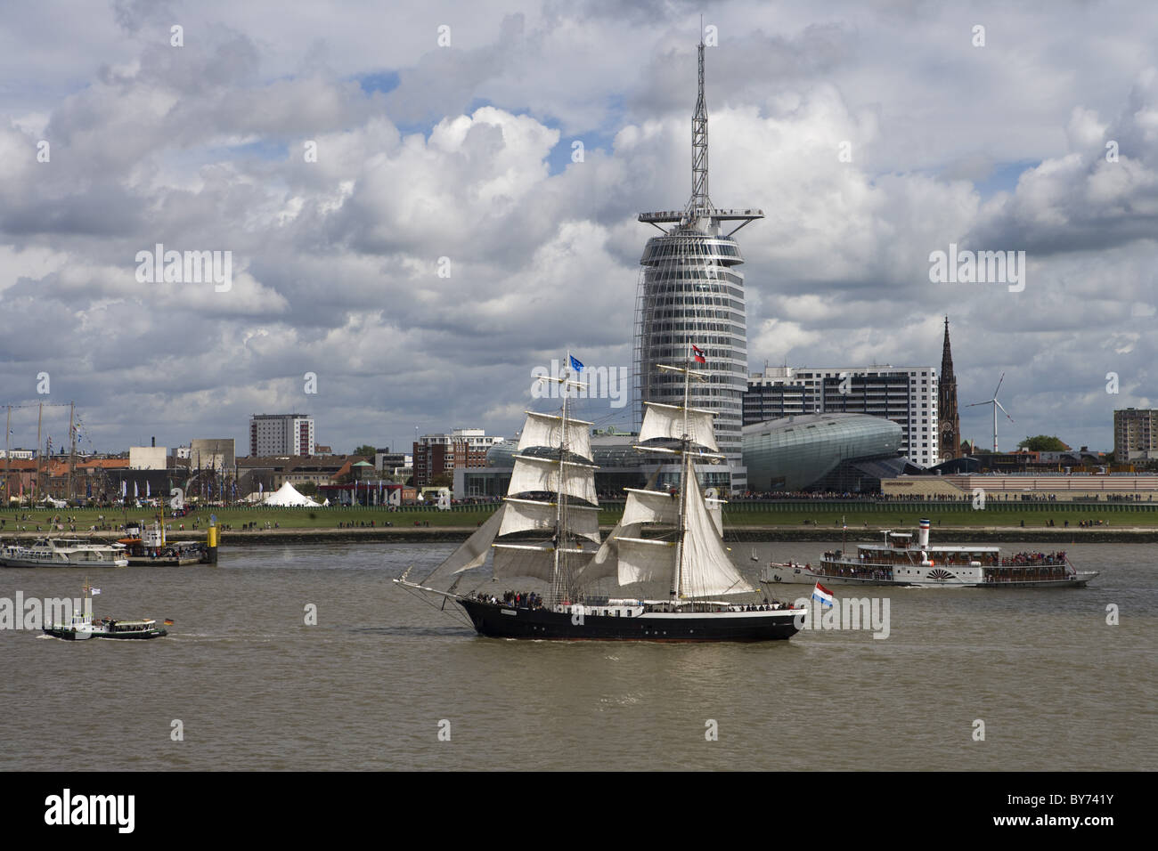 Bateau à voile à Mercedes et Tall Ship Kruzenshtern à Sail 2010 festival windjammer, Bremerhaven, Brême, Allemagne, Europe Banque D'Images