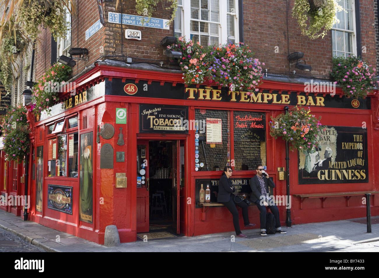 Les personnes bénéficiant de leur extérieur de la Guinness dans Temple Bar Temple Bar, Dublin, County Dublin, Leinster, Irlande, Europe Banque D'Images