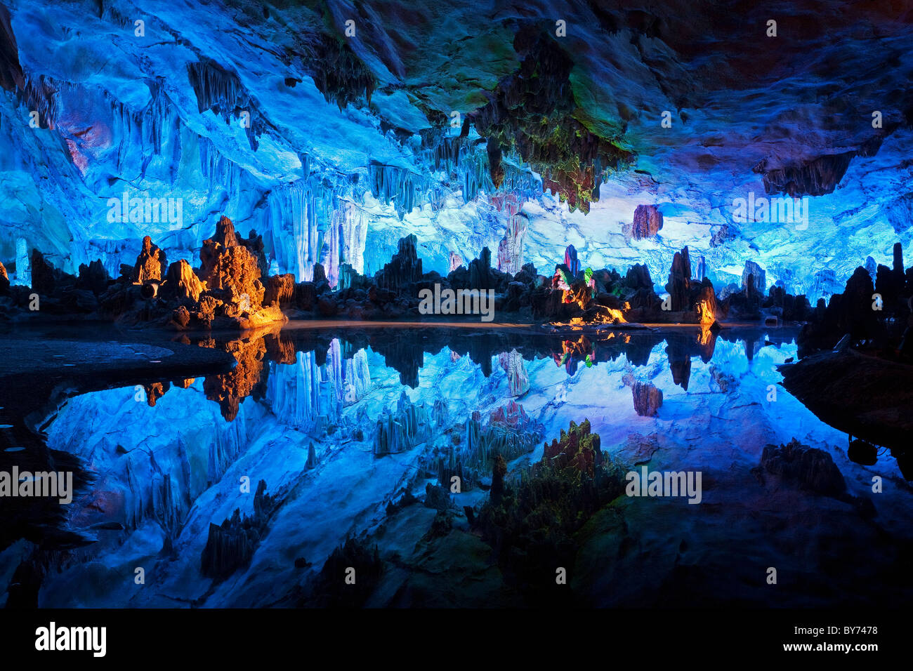 Le magnifiquement illuminés Flûte Caves affichant le "Crystal Palace du Roi Dragon' formations. Guilin Chine Banque D'Images